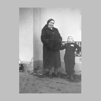 028-1036 Frau Gertrud Thiedmann mit Sohn Willi im Jahre 1954.JPG